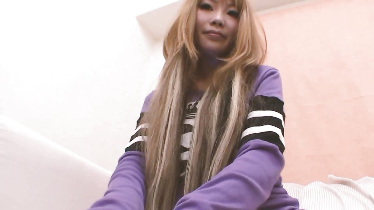 Stramme asiatiske fisser scene 3: Japansk blond teenager onanerer sin behårede fisse med en dildo