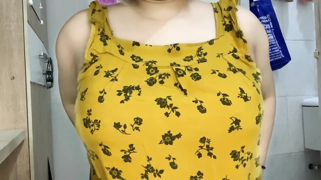 This woman is fun to play with her vibrator