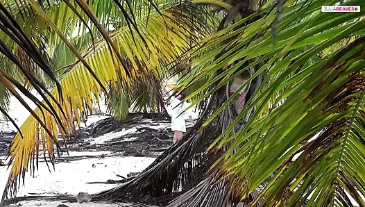 Di bawah telapak tangan punta cana, temanku lagi asik nyepong kontol