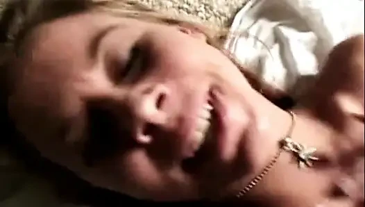 Junge blondine mit kleinen titten lutscht harten schwanz und bekommt gesichtsbesamung