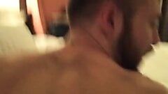 Un homme se fait baiser à l'hôtel par son patron pour une promotion de manager