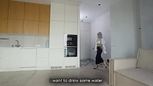 Wajahku tertutup air mani! Seks keras di atas meja dengan bos setelah dia merekam saya memberikan kamera di depan kamera!