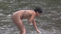 Sexymandy badet im eiskalten Fluss. öffentliche Nacktheit.