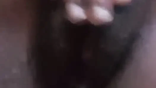 Aku lagi asik muasin itilku di kamar mandi sampai muncrat di kamar mandi