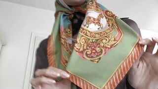 Magnifique foulard en soie, défilé de mode dans une chemisier en soie