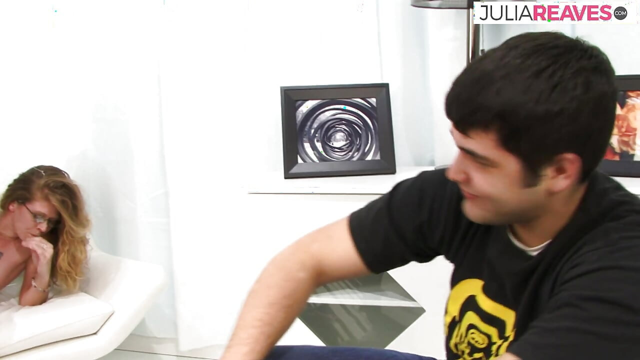 Verlegen meisje zuigt een grote zwarte lul en wordt dan hard geneukt terwijl vriend jaloers toekijkt