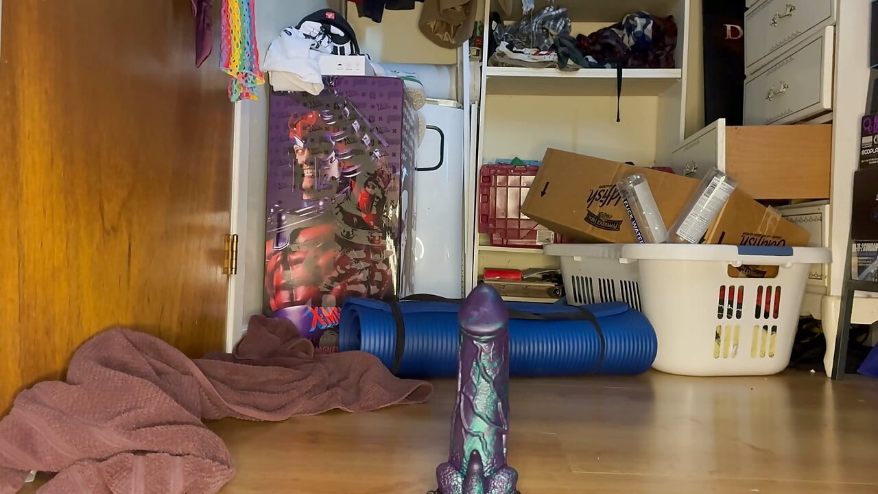 Montando no meu dildo favorito