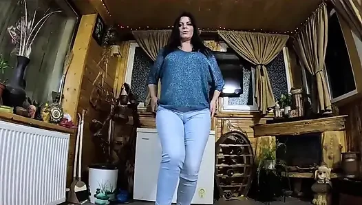 Cameltoe MILF Twerks in jeans blowjob &komm über meine geschwollene Jacke 334