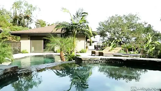 WebYoung умная девушка, глупый план