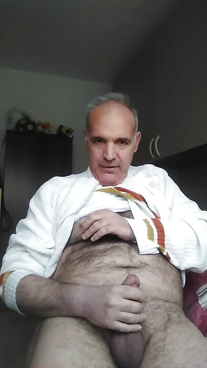 ממשיך את השיעור ללוקה על איך לאונן את הזין שלו