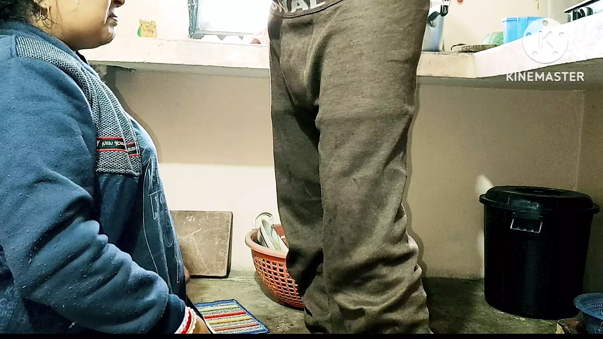Une belle-sœur indienne baise dans la cuisine