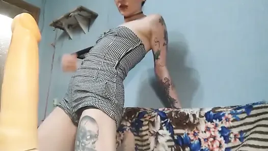 Sıska ateşli orta yaşlı seksi kadının büyük yarağına ihtiyacı var