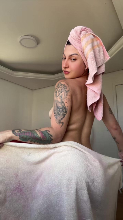 brazilian 19yo dancing funk in a towel