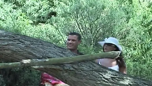 Aus einem Picknick im Park wird ein riesiger vierer