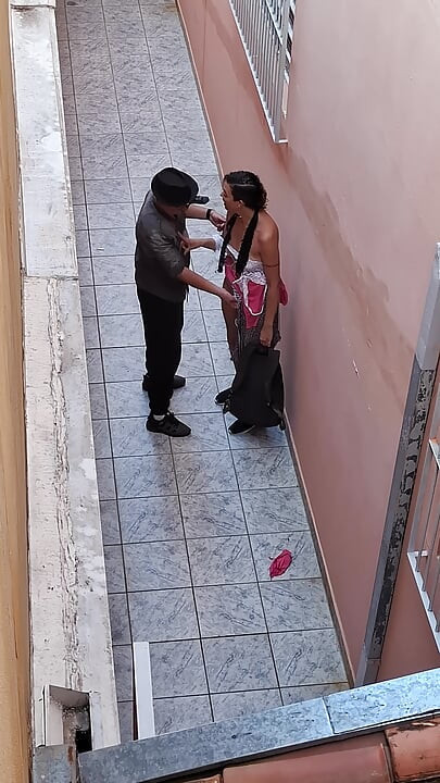 Destruyendo la ropa de una estudiante que se saltó la clase.