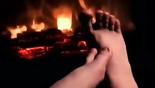 Согревание моих ступней, чтобы дать тебе хорошую горячую дрочку ногами без наушников