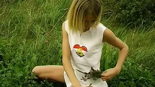 Lesley masturbiert im garten