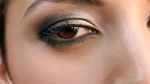Regina si cewek hot yang lagi sange ini suka banget mainin memek bebasnya