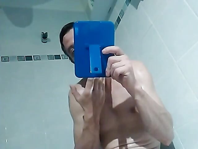 Separate shaving in the bathtub