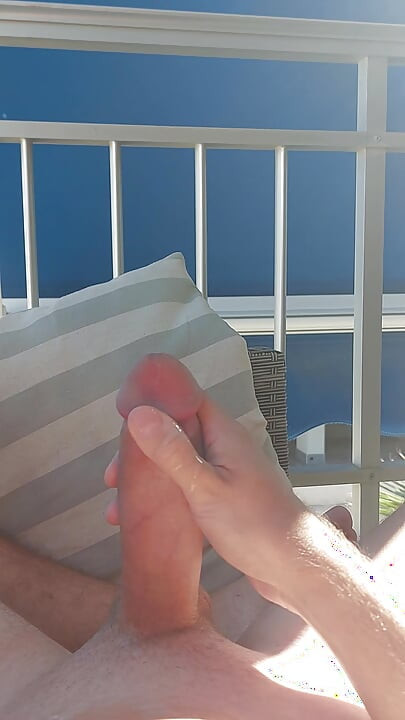 ยิงน้ําเงี่ยนนอกบ้านบนระเบียง