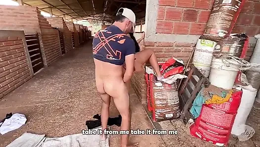 Владелец фермы расстраивается и трахает мастера