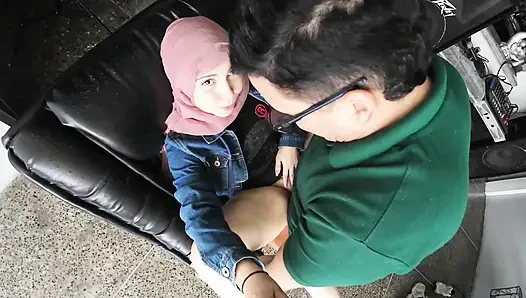 Arap tesettürlü kadın sıkı, yasak amcıkta sikiliyor. "Suyunu amımın içine boşalt."