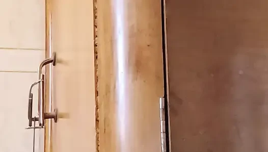 Siyah gömleğin altında minyon memeler