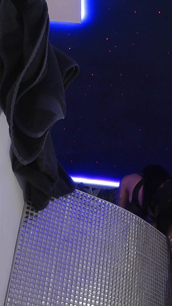 Không quần lót - cô vợ latinh nhỏ nhắn gợi cảm nóng bỏng trong phòng tắm chuẩn bị bể sục