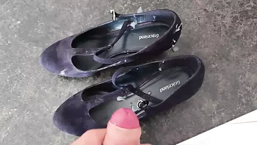 Pump porn video – Cum on pumps of Stiefel sandy