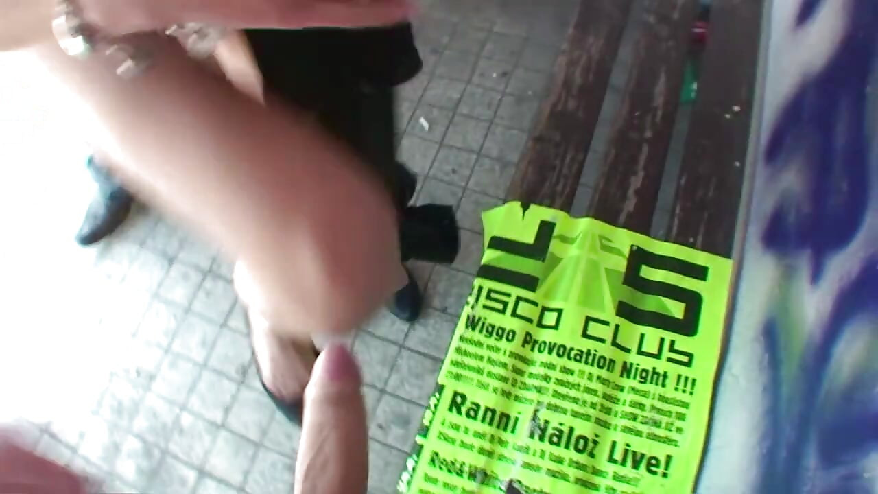 अश्लील शौकिया रंडी के लिए आउटडोर लंड चुसाई