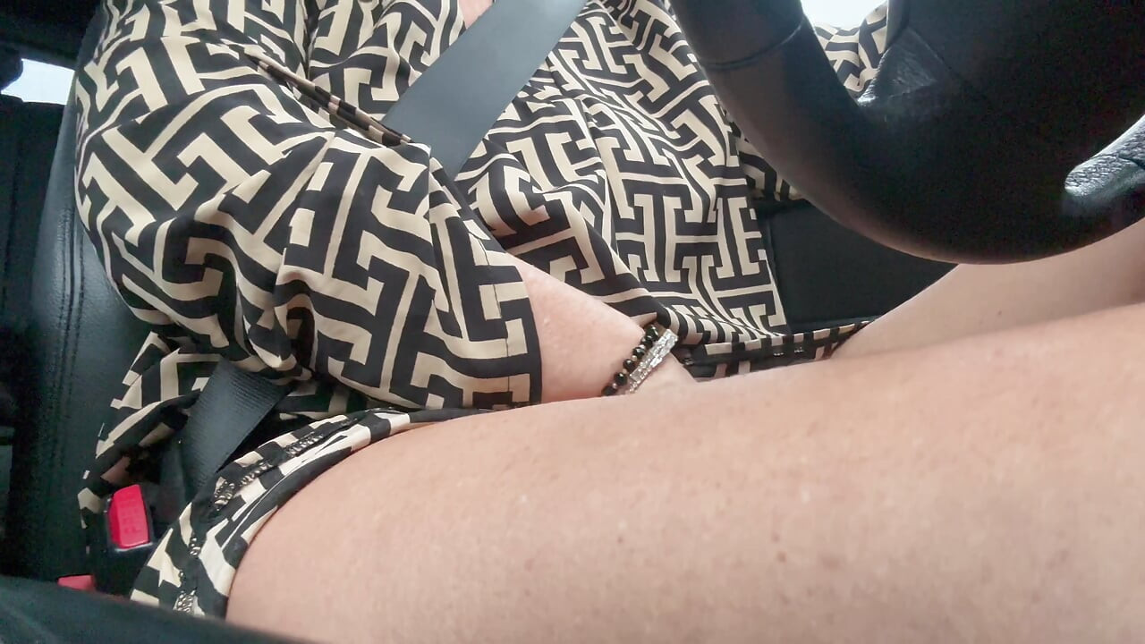 Elegante sexy stiefmutter treibt morgens fröhlich zur arbeit