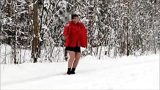 Caminando en divertida minifalda de milf en el bosque