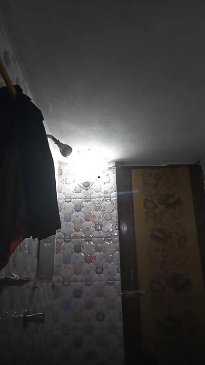 Ghar men nagn nahaana