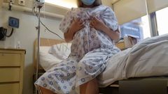 Public risqué - une patiente excitée squirte sur un lit d'hôpital - viral