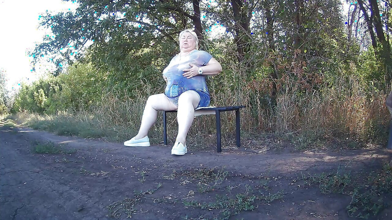 Svekrva u parku se skida i masturbira do orgazma na klupi
