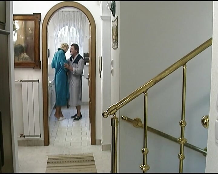 Blonde deutsche analsüchtige genießt heißen fick im badezimmer