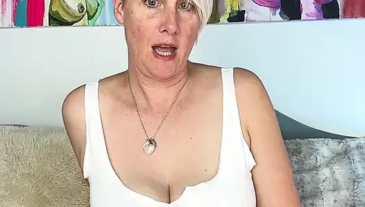 Stiefmutter hilft Stieftochter, sich am Abend vollkommen zu entspannen (WICHsanleitung)
