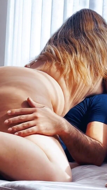 Spektakularan trenutak od "Polusestra jaše i dobija veliki cumshot"