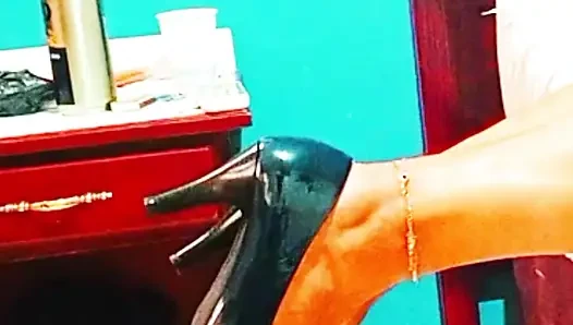 Nenek tukang bersih-bersih muncrat waktu aku ngentot dia gaya doggy