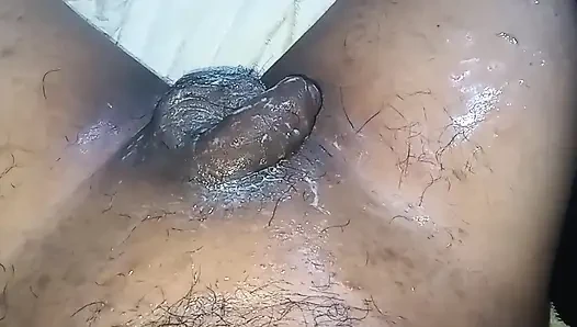 Eski moda şekilde komşumun penisini ve taşaklarını tıraş ediyorum, tıraşlı yarağı çok lezzetli görünüyordu ve ona ilk kez verdim