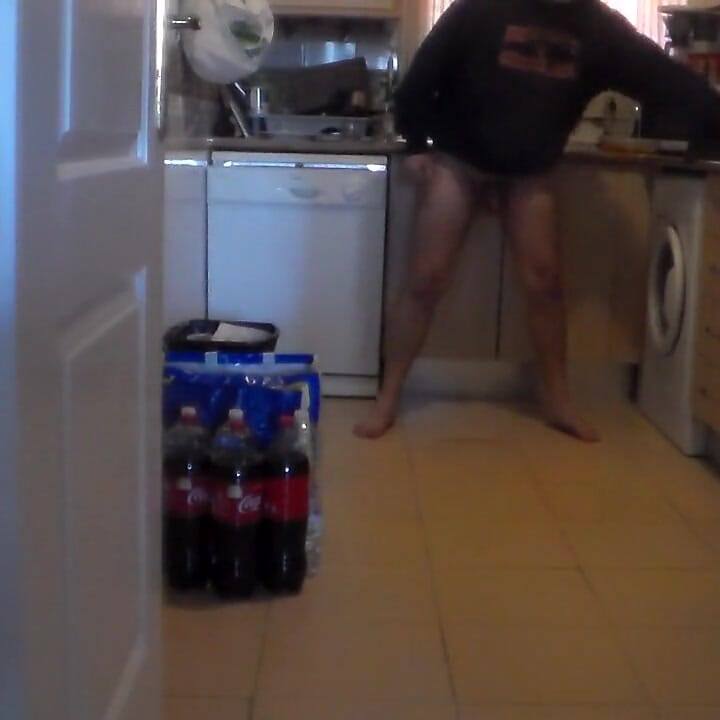 John在厨房地板上撒尿