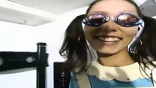 Brünettes zimmermädchen wird gefesselt