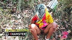 힌디어 포르노 비디오에서 큰 엉덩이와 큰 몸을 보여주는 인도 야외 거유 아줌마