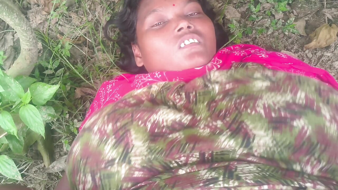 Bhabhi ko jungle mein le jakar chudai ki outdoor