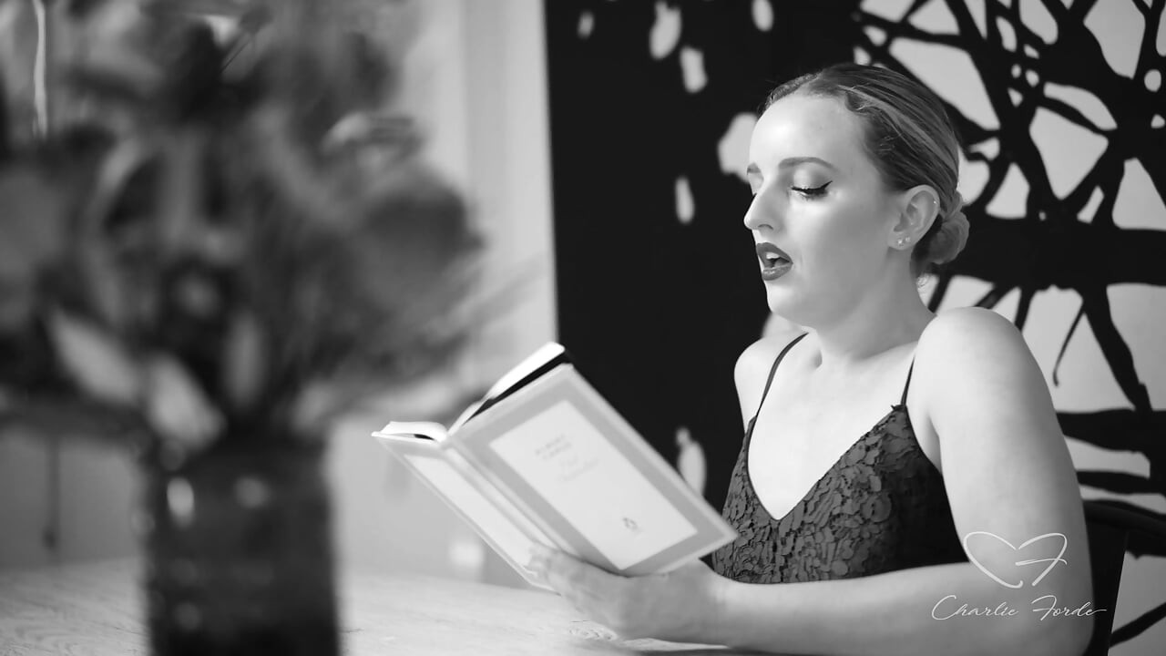 찰리 포드, 앰버 무어를 특징으로 히스테리 문학에 경의