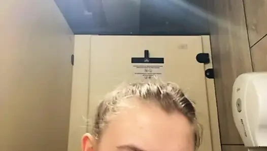 Jucielussie playing with herself in the gym