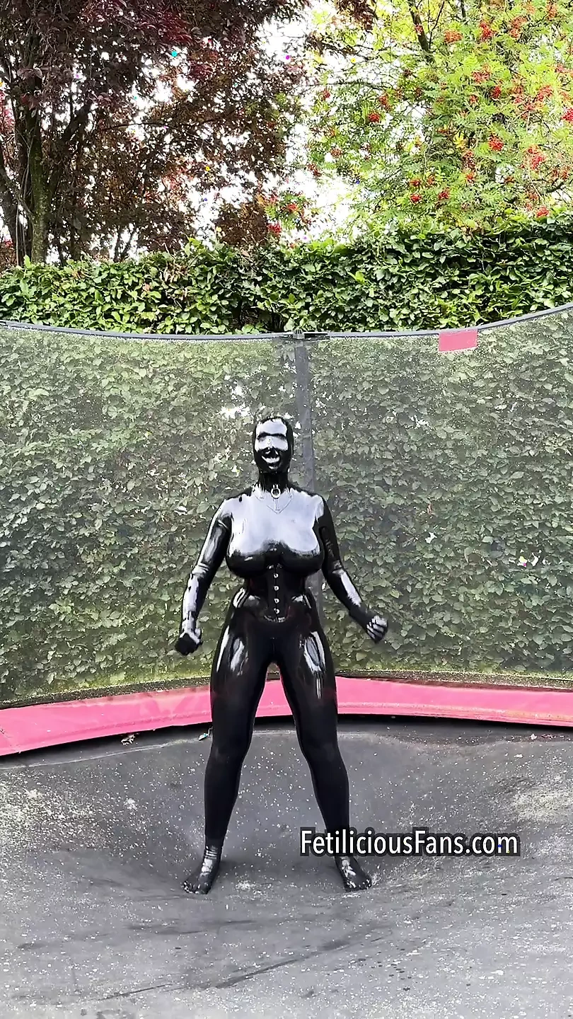 穿着乳胶紧身连衣裤的Fetilicious小姐跳跃