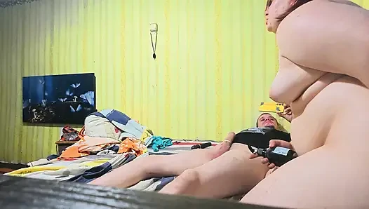 Penetrasi anal berat dengan creampie di memek