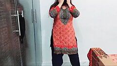 Indische Bhabhi macht Striptease und nackt, tanzt Arsch, schüttelt Möpse