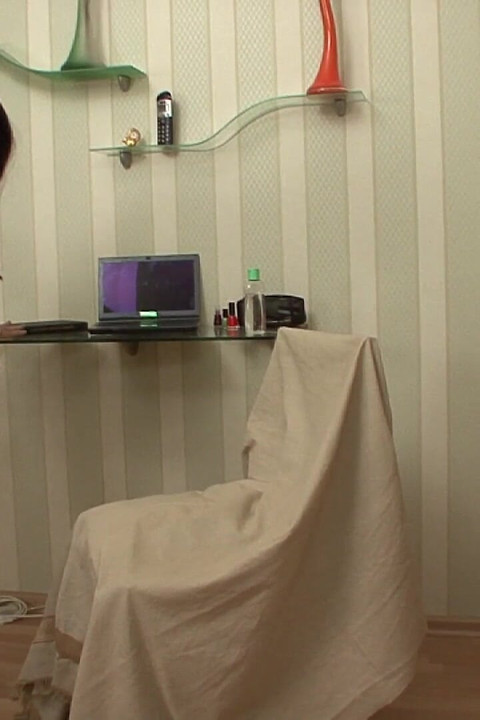 Eine junge ehefrau ölt ihre beine ein, malt ihre Zehennägel und berührt sich dann zwischen ihren beinen